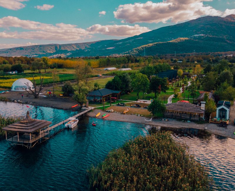 Sapanca Göl kıyısında Satılık Bungalov Tailköyü Tesisi